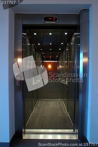 Image of lift with mirror