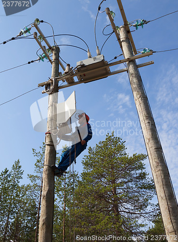 Image of Electrician to service the control of reclosers on voltage poles
