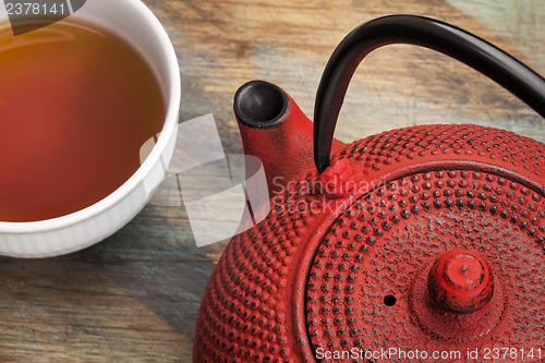 Image of cup of tea with red tetsubin