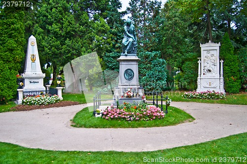 Image of graves of Beethoven, Mozart and Schubert