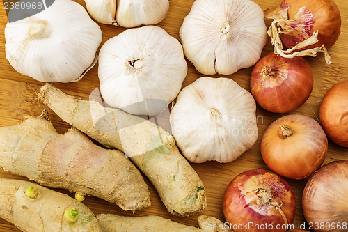 Image of Heap of ginger, garlic and allium ascalonicum