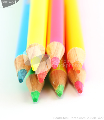 Image of colored pencils 