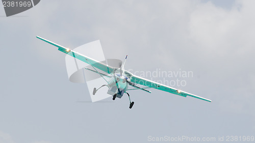 Image of Small plane descending 