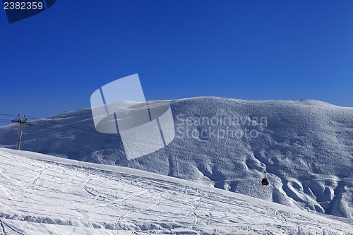 Image of Gondola lift and off-piste slope