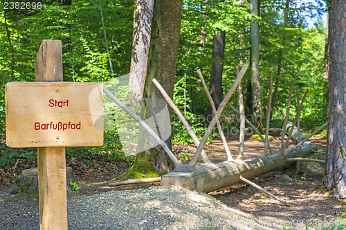 Image of barefoot track with table