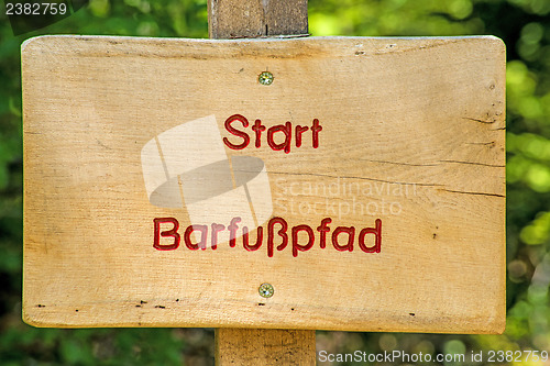 Image of barefoot track with table