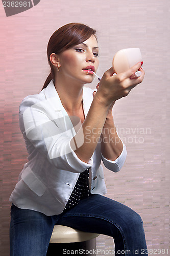 Image of woman applying her make-up l