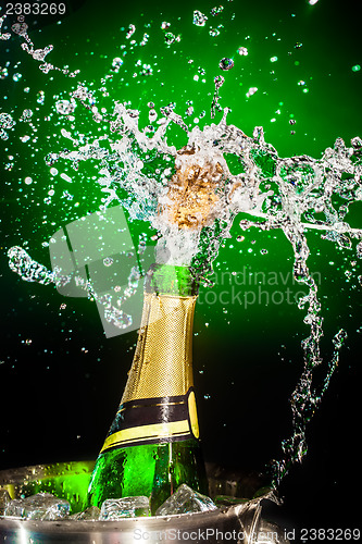 Image of Splashing champagne