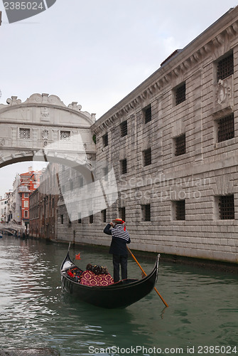 Image of Gondolier under the Bridge of Sighs