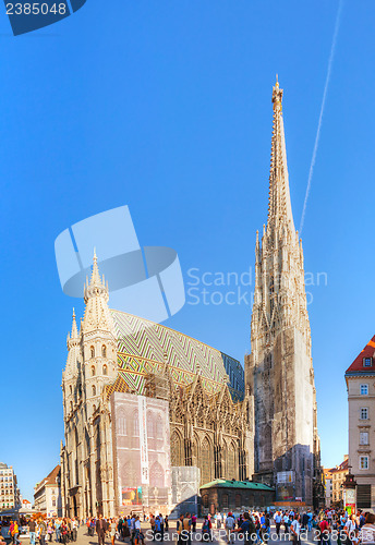 Image of St. Stephen's Cathedral in Vienna, Austria surrounded by tourist