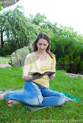 Image of Teen girl reading book