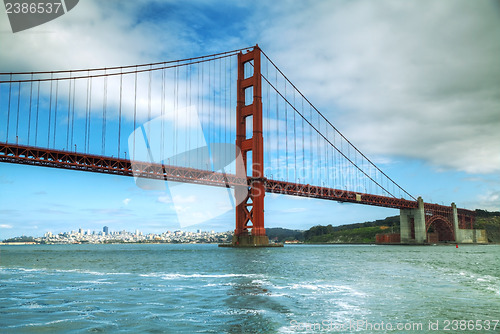 Image of Golden Gates bridge in San Francisco bay