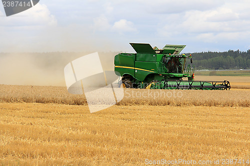 Image of John Deere Combine s670i Harvesting Barley