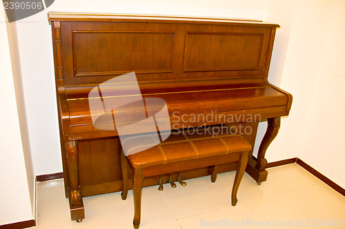 Image of old piano