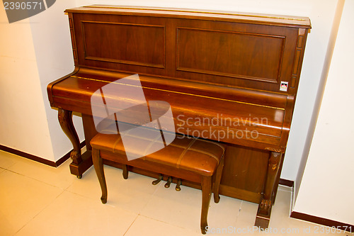 Image of old piano