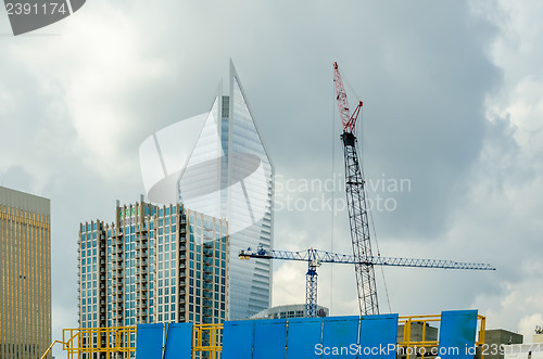Image of construction in a big city