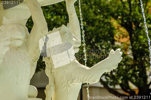 Image of three lions fountain