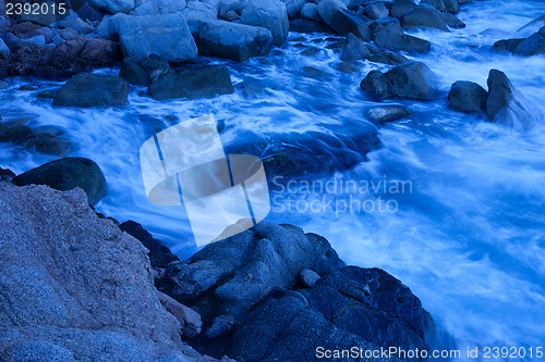 Image of waves on coastal rocks