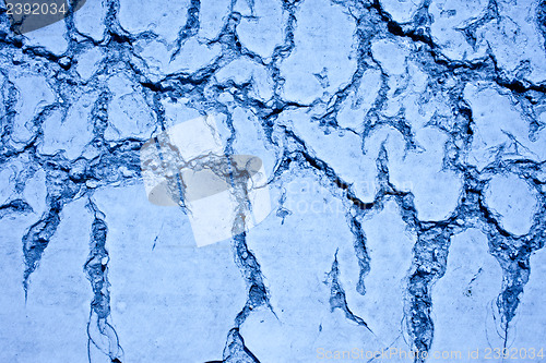 Image of cracks on the wall