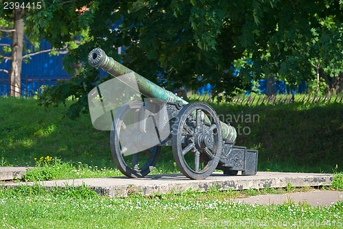 Image of Ancient artillery piece.