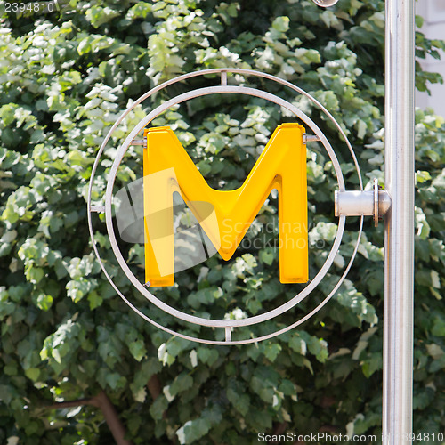 Image of Parisian metro sign on a pole