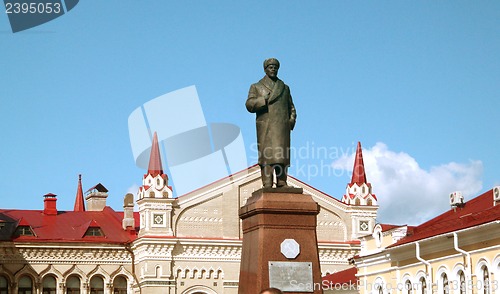 Image of monument to Lenin