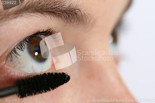 Image of Applying mascara