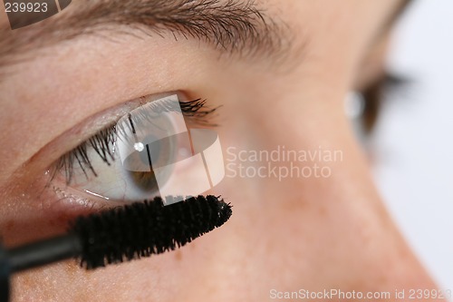 Image of Applying mascara