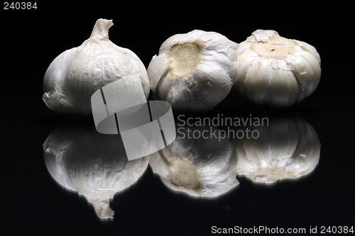 Image of 3 garlics