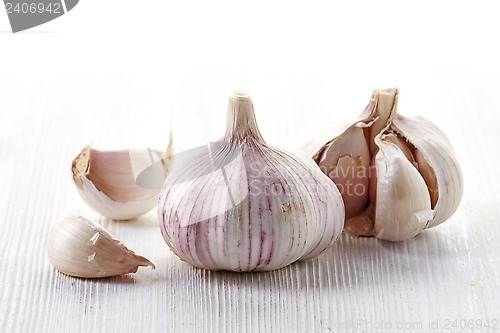 Image of garlic on a white wooden table