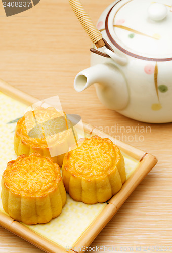 Image of Mooncake and teapot