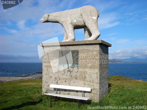 Image of Polar bear statue