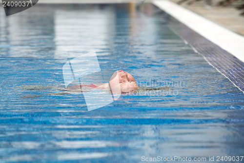 Image of swimming the backstroke 