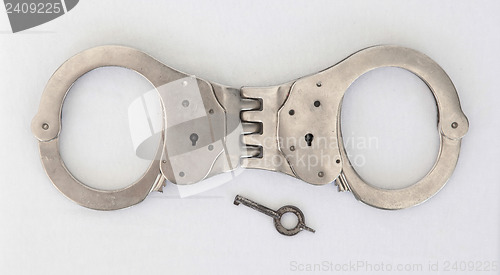 Image of Old handcuffs and key 
