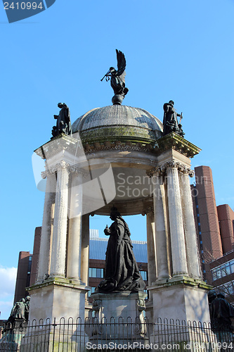 Image of Queen Victoria monument