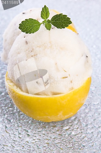 Image of lemon sorbet with lavender in cups of lemon