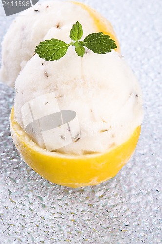 Image of lemon sorbet with lavender in cups of lemon