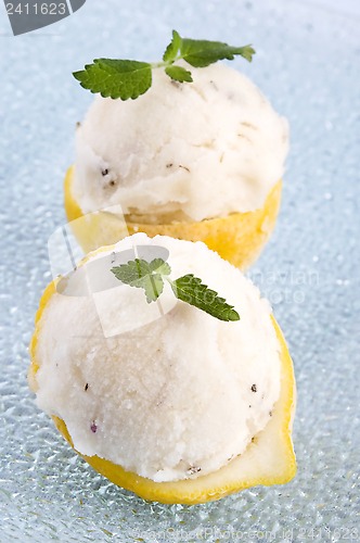 Image of lemon sorbet with lavender in cups of lemon