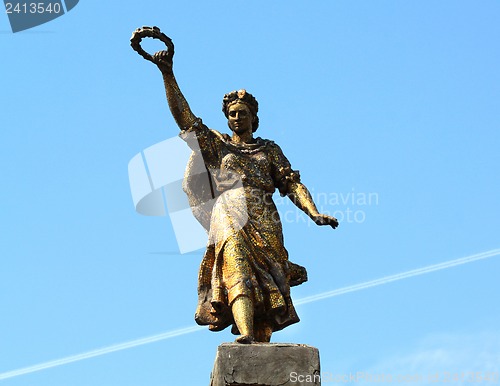 Image of Monument girl with a ring in his hand