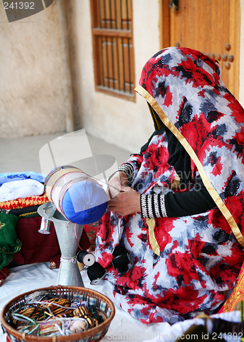 Image of Qatari craftswoman