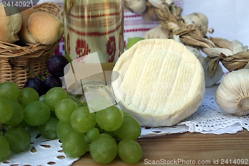 Image of Wine, cheese and grapes