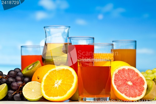 Image of glasses of juice, fruits