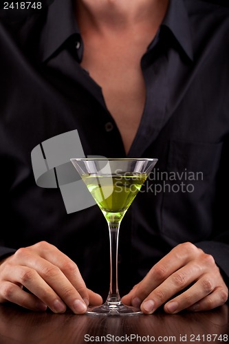 Image of Bartender pours drink