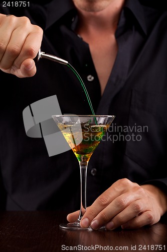 Image of Bartender pours drink