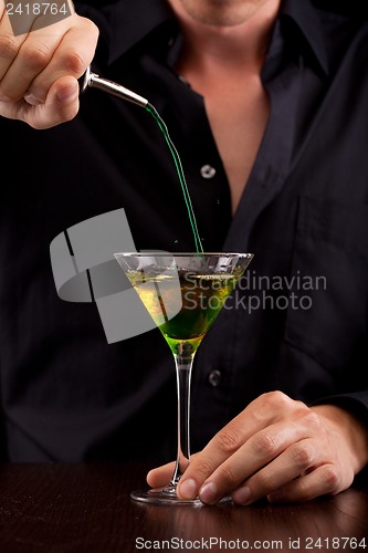 Image of Bartender pours drink