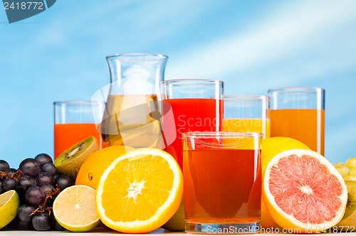 Image of glasses of juice, fruits
