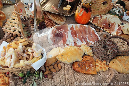 Image of Table arrangement for celebration