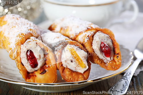 Image of Roll with cream and candied fruit.