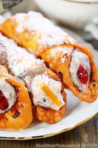 Image of Cakes with cream of ricotta and candied fruit.