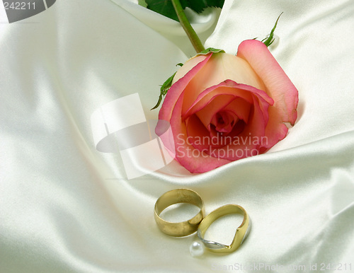 Image of rings satin and a rose